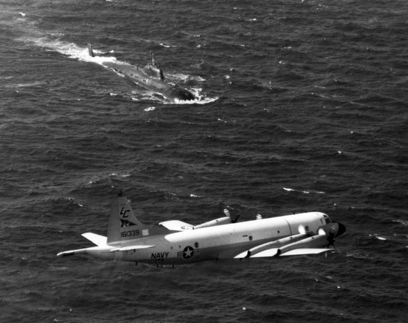 Un P-3 de la Armada Americana sobrevuela un submarino clase Victor II en el Atlántico. Imagen: US Navy.